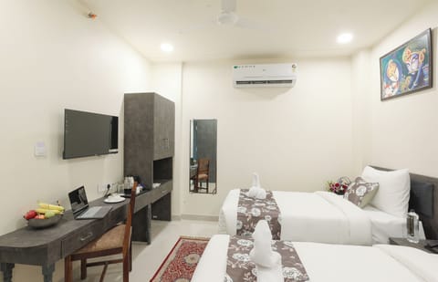 Comfort Suite | Desk, laptop workspace, free WiFi