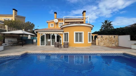 Casa y piscina