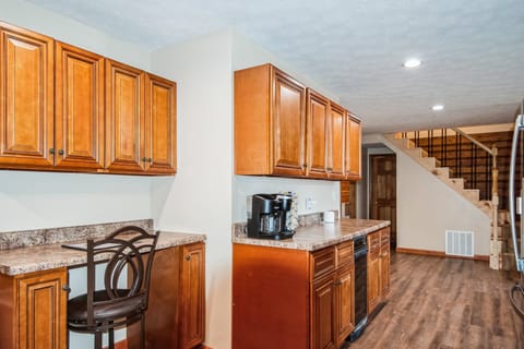 House, 4 Bedrooms | Private kitchen | Fridge, oven, stovetop, coffee/tea maker