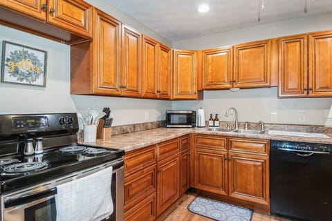 House, 4 Bedrooms | Private kitchen | Fridge, oven, stovetop, coffee/tea maker