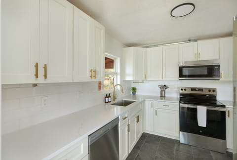 House, 4 Bedrooms | Private kitchen | Fridge, oven