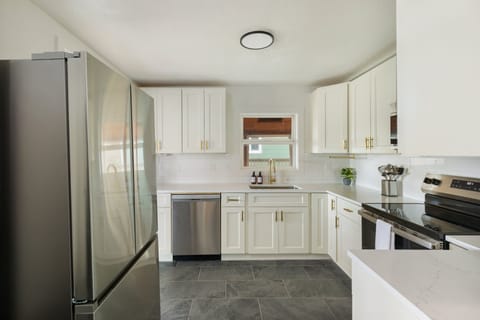 House, 4 Bedrooms | Private kitchen | Fridge, oven