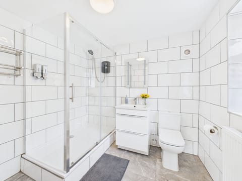 Room, 1 Bedroom | Bathroom