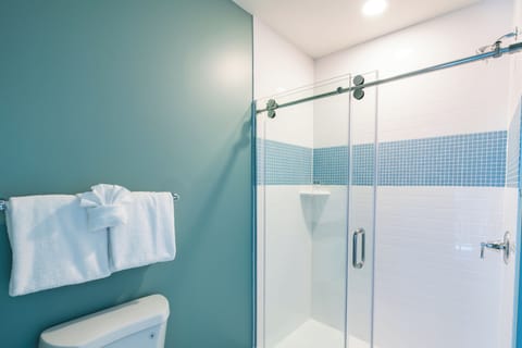 Deluxe Room, 1 King Bed | Bathroom | Free toiletries, hair dryer, towels