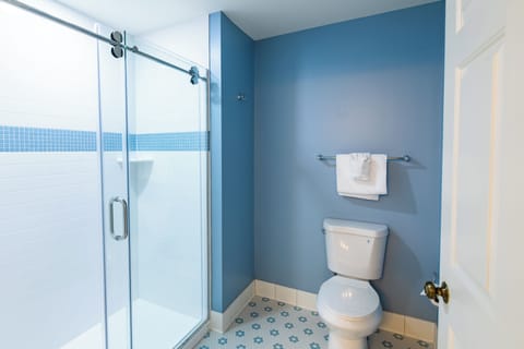 Studio, 1 King Bed with Sofa bed | Bathroom | Free toiletries, hair dryer, towels