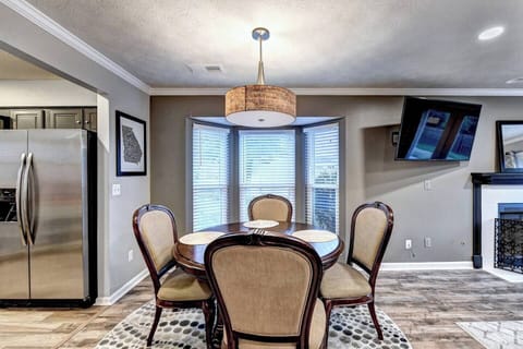 Dining set for 4, but can expand to 6. Extra chairs are in the bedrooms.