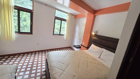 Family Room, River View | WiFi (free)