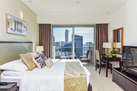 Luxury Hotel King Size bed with incredible view of the Marina