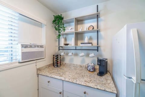 House, 1 Queen Bed with Sofa bed, Kitchen, City View (Vine) | Interior