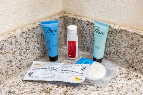 Combined shower/tub, hair dryer, towels