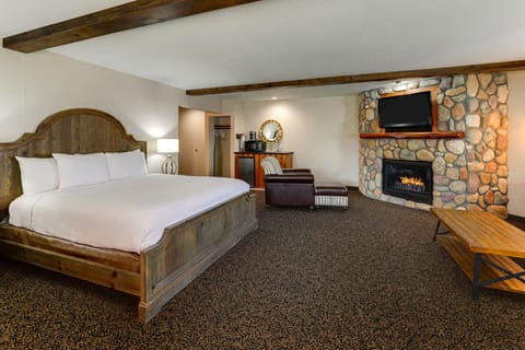 Theme Suite with Fireplace | Desk, iron/ironing board, free WiFi, bed sheets