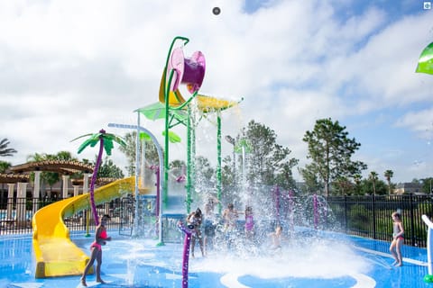 Windsor Hills: Lagoon pool, slides & kids’ splash zone near Disney World!