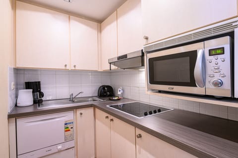 Duplex | Private kitchen | Fridge, coffee/tea maker, electric kettle