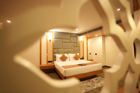 Executive Suite | Desk, laptop workspace