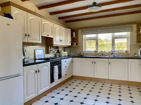 Cottage | Private kitchen | Fridge, electric kettle, toaster, cookware/dishes/utensils