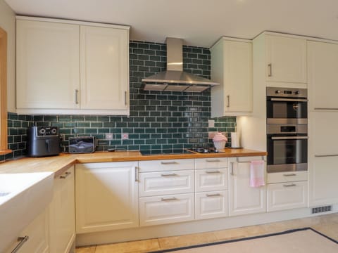 Fridge, dishwasher, electric kettle, toaster