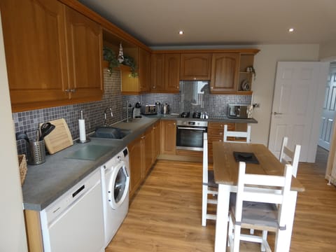 Dishwasher, electric kettle, cookware/dishes/utensils