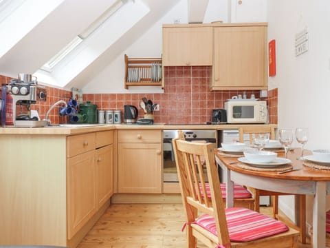 Fridge, dishwasher, cookware/dishes/utensils