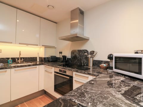 Cottage | Private kitchen | Fridge, dishwasher, cookware/dishes/utensils