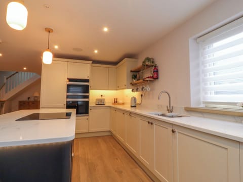 Fridge, dishwasher, cookware/dishes/utensils