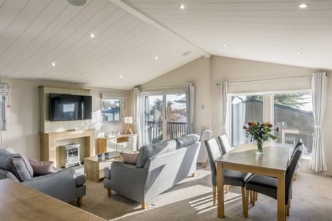 Cottage | Living area | Fireplace