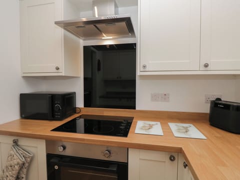 Fridge, dishwasher, cookware/dishes/utensils