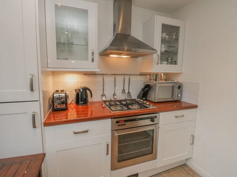 Cottage | Private kitchen | Fridge, electric kettle, toaster, cookware/dishes/utensils