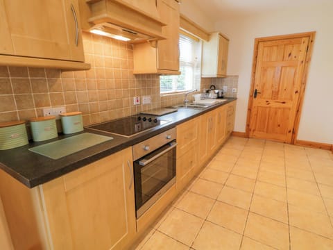 Fridge, dishwasher, electric kettle, cookware/dishes/utensils