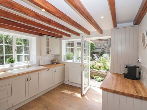 Cottage | Private kitchen | Fridge, dishwasher, electric kettle, toaster