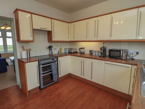 Fridge, dishwasher, toaster, cookware/dishes/utensils