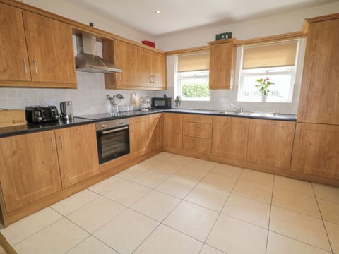 Dishwasher, electric kettle, toaster, cookware/dishes/utensils