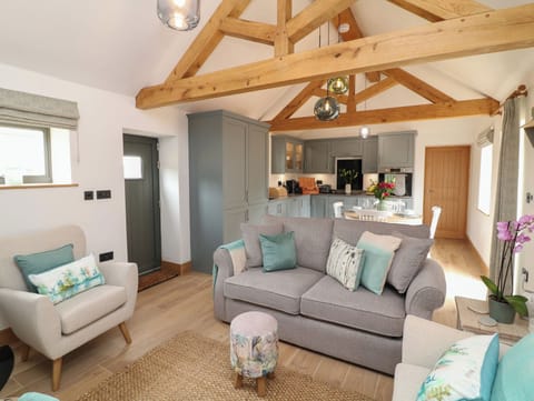 Cottage | Living area | Fireplace