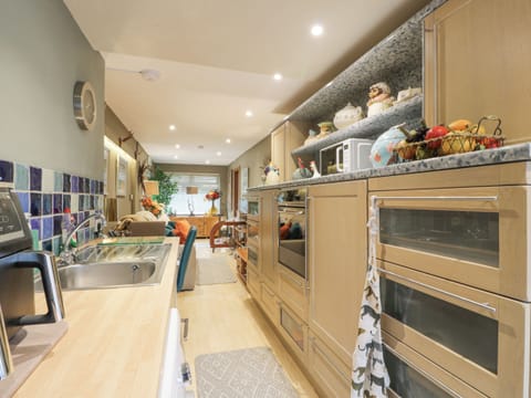 Fridge, cookware/dishes/utensils