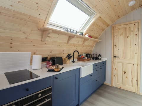 Fridge, cookware/dishes/utensils