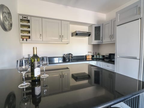 Dishwasher, electric kettle, toaster, cookware/dishes/utensils