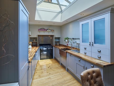 Fridge, dishwasher, cookware/dishes/utensils