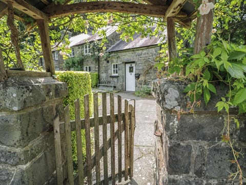 Cottage | Property grounds