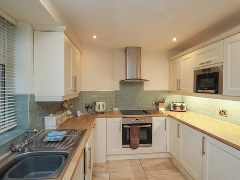 Fridge, microwave, dishwasher, cookware/dishes/utensils