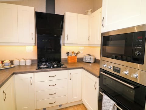 Fridge, dishwasher, cookware/dishes/utensils