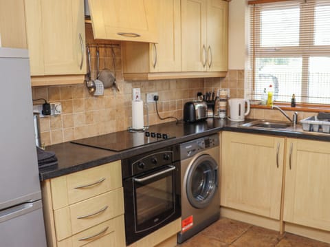 Electric kettle, toaster, cookware/dishes/utensils