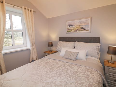 1 bedroom, individually decorated, individually furnished
