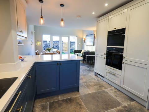 Fridge, dishwasher, cookware/dishes/utensils