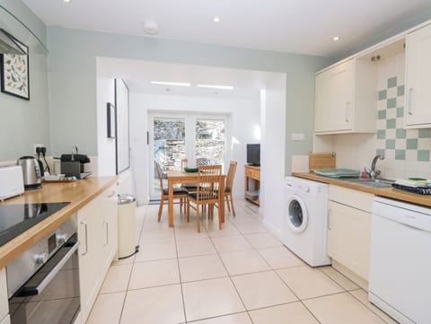 Cottage | Private kitchen | Fridge, dishwasher, electric kettle, cookware/dishes/utensils
