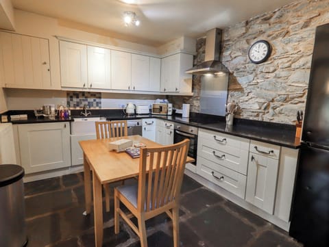 Fridge, dishwasher, cookware/dishes/utensils