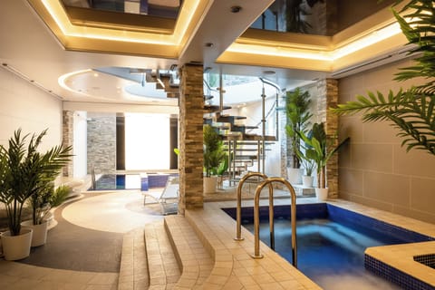 Outdoor pool, open noon to midnight, free cabanas, sun loungers