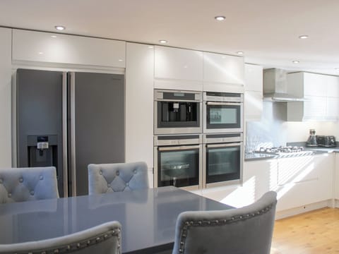 Cottage | Private kitchen | Dishwasher, cookware/dishes/utensils