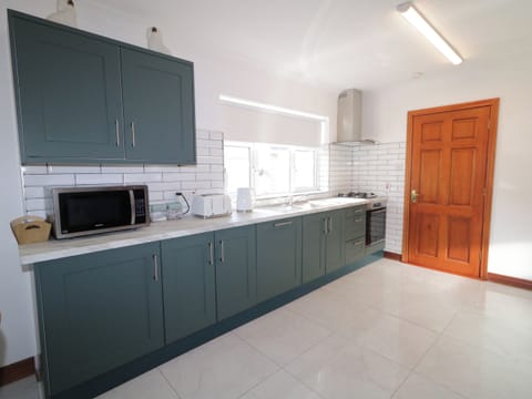 Dishwasher, electric kettle, toaster, cookware/dishes/utensils