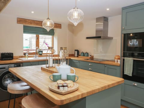 Cottage | Private kitchen | Fridge, dishwasher, electric kettle, toaster