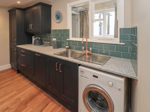 Dishwasher, cookware/dishes/utensils