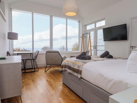 1 bedroom, individually decorated, individually furnished